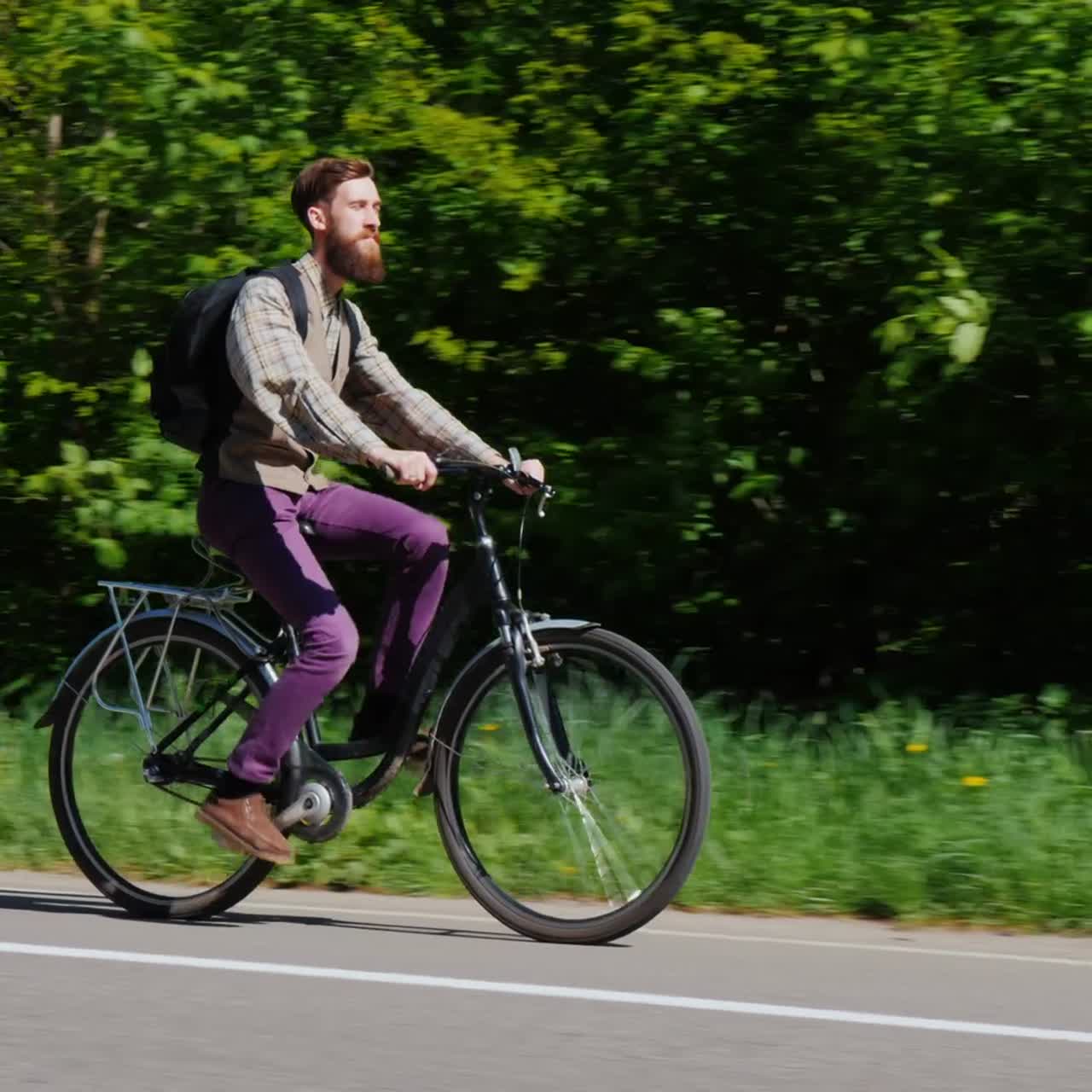 자전거를 타는 청년의 옆모습