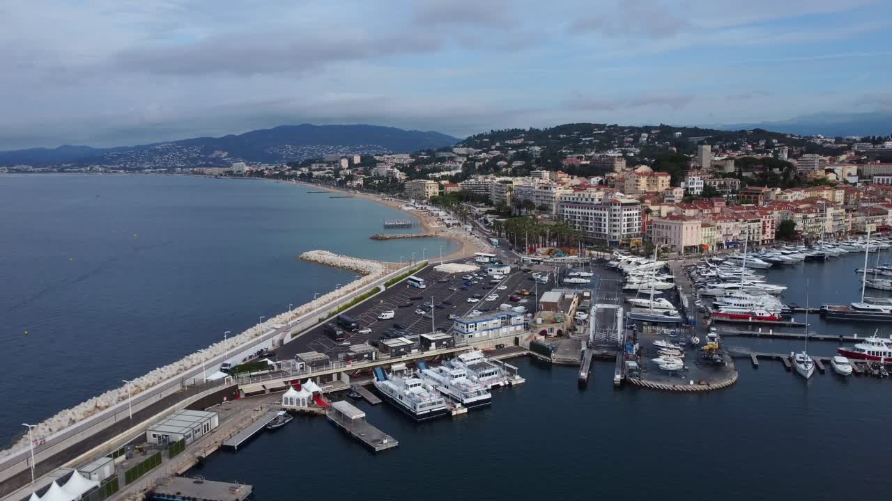 Bellissima ripresa con drone di città e porto turistico sulla costa francese sotto il sole estivo.