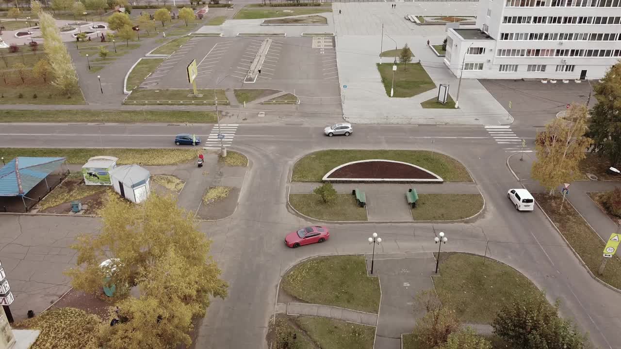 транспорт и движение на дорожном перекрестке в городе братск, россия