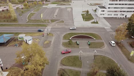 transporte y tráfico en la intersección de carreteras en la ciudad de bratsk, rusia