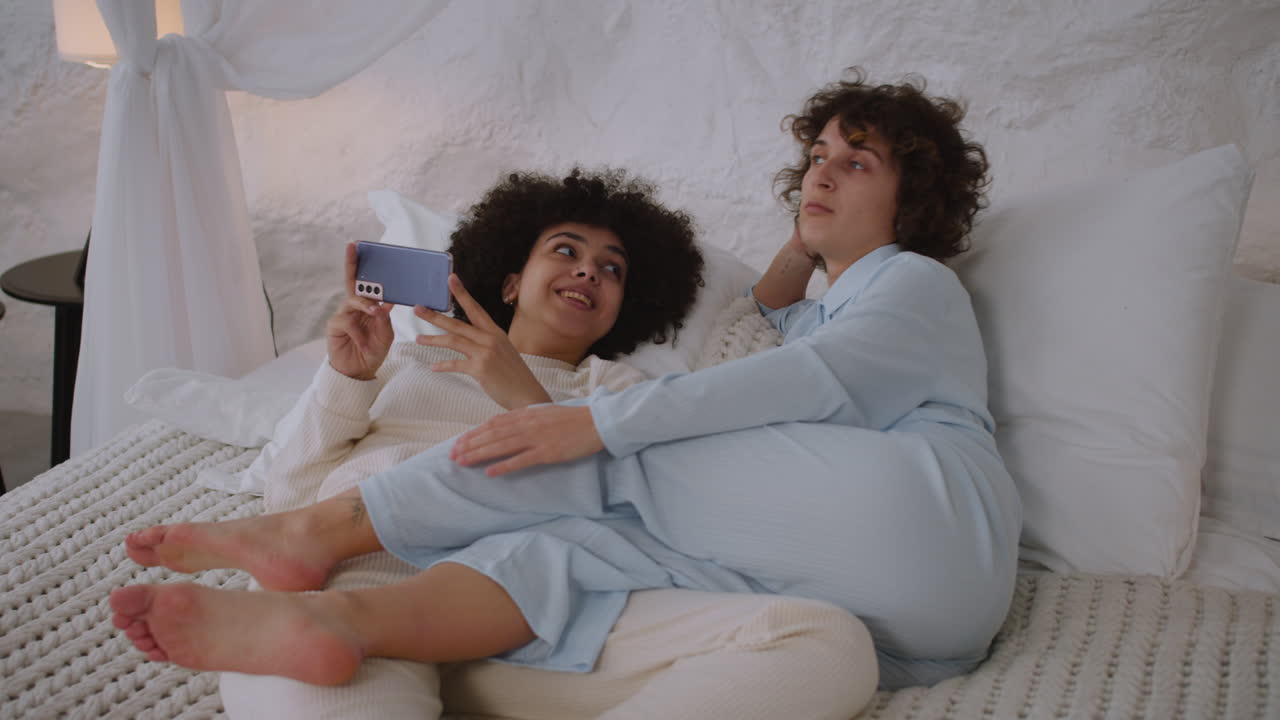 침대에 누워있는 사랑스러운 커플