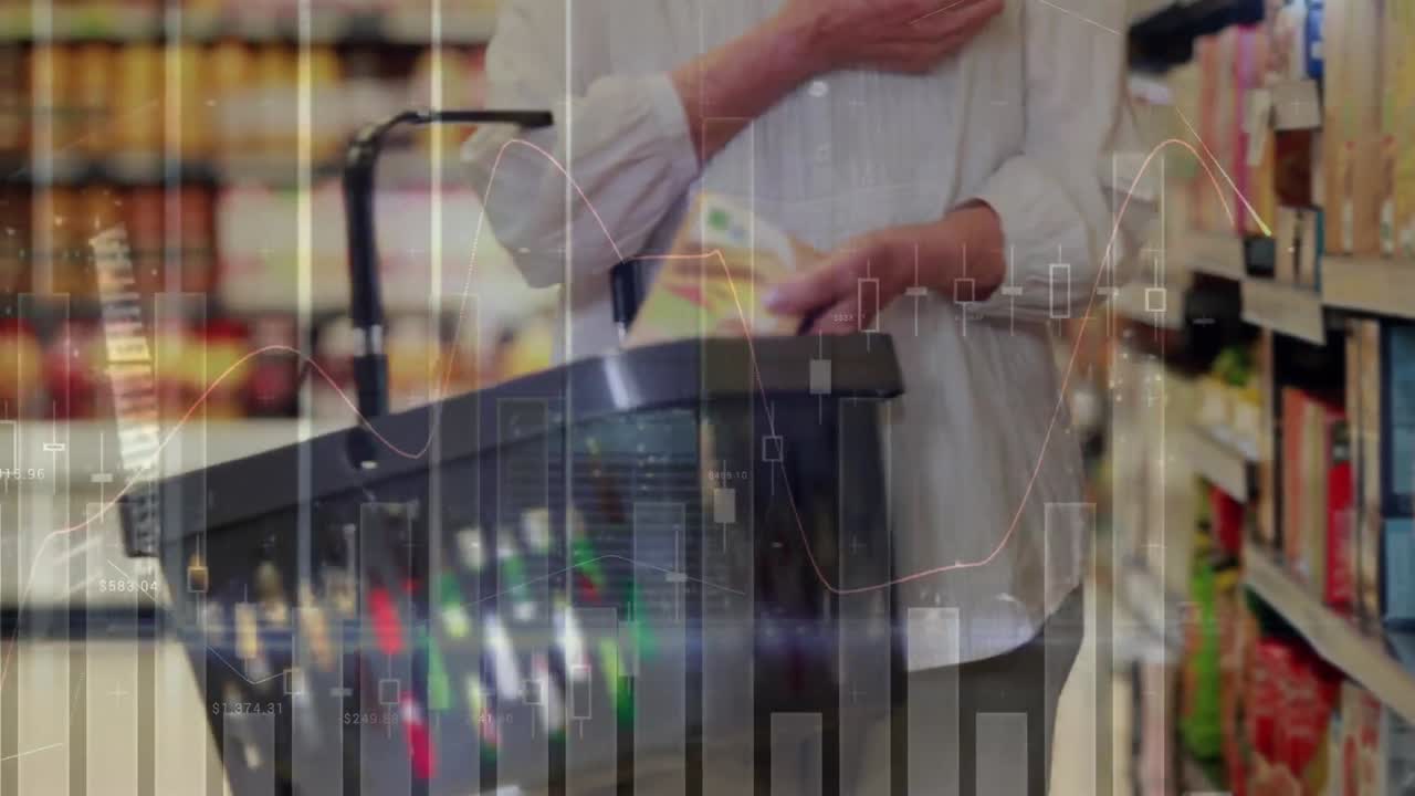 상점에서 바구니를 가진 고령 백인 여성에 대한 데이터 처리 애니메이션