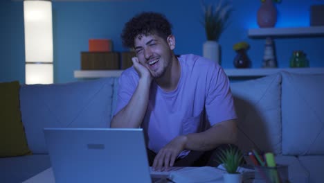 un joven estudiante universitario soñando despierto por la noche.
