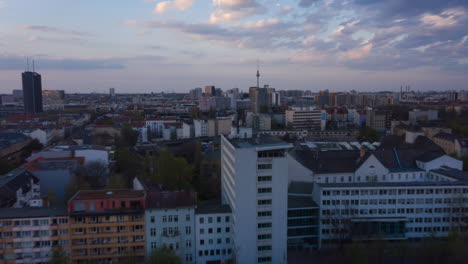 Luftbild:-Wunderschöne-Sonnenuntergangsdrohne,-Hyperzeitraffer,-Bewegungszeitraffer-über-Dem-Berliner-Stadtbild-Mit-Blick-Auf-Den-Fernsehturm-Alexanderplatz-Und-Blauer-Himmel-Mit-Wolken