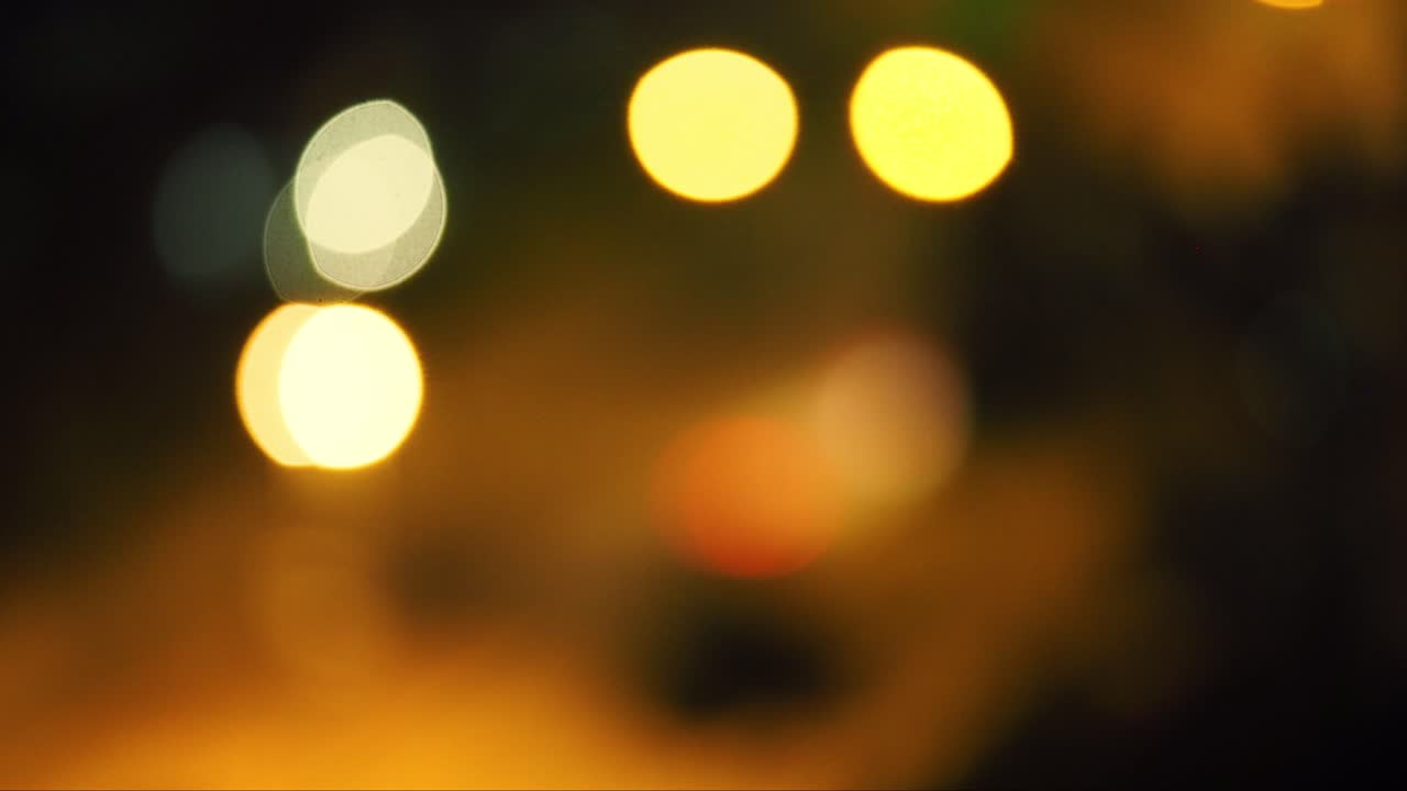 tráfico de vehículos borrosos en la carretera