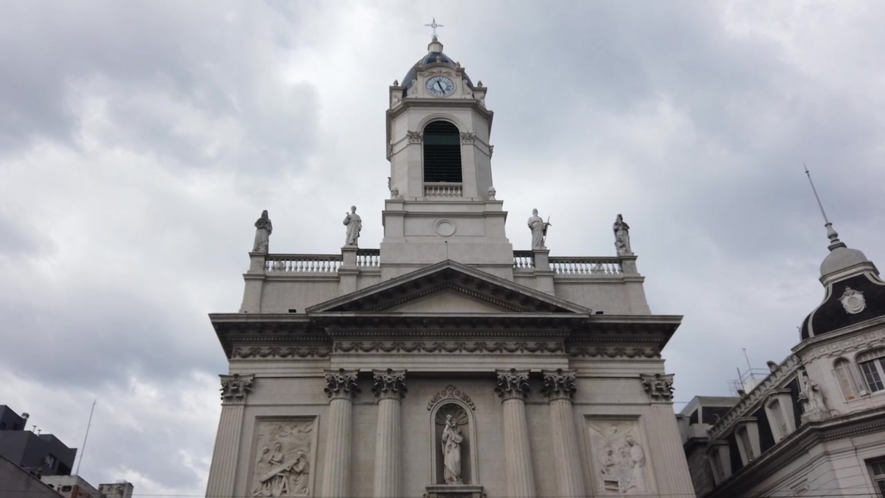 Vista da Basílica Histórica de San Jose de Flores em Buenos Aires, Argentina
