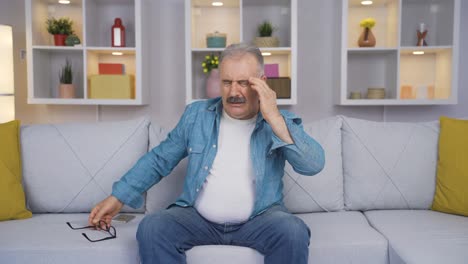 un anciano que sufre de dolor de cabeza.