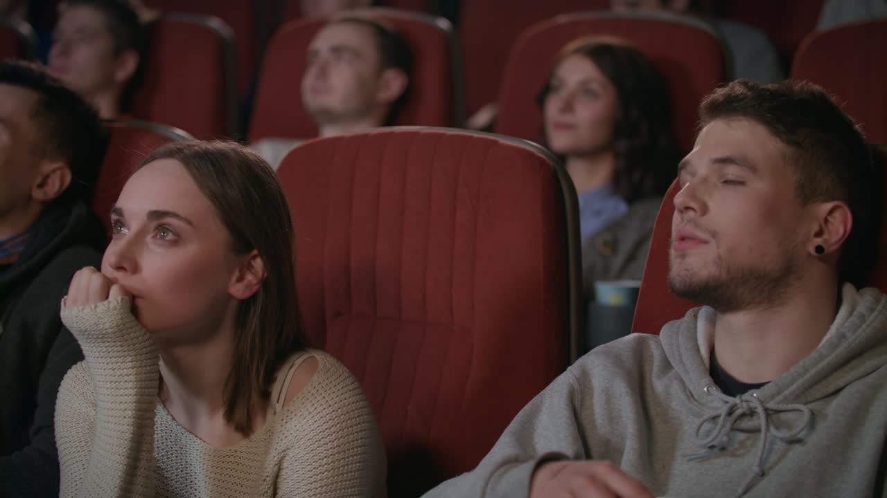 hombre abrazando a una mujer en el cine. concepto de cita romántica