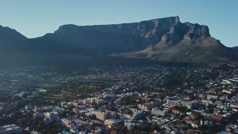 Drone-De-La-Montaña-De-La-Mesa-Que-Revela-La-Ciudad-En-La-Pintoresca-Madrugada-En-Ciudad-Del-Cabo,-Sudáfrica