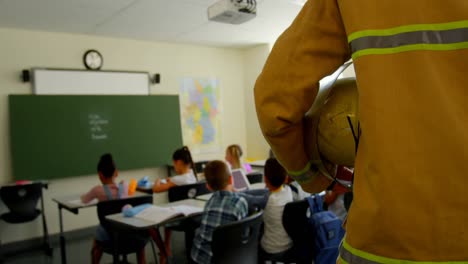 bombero caminando en el aula en la escuela 4k