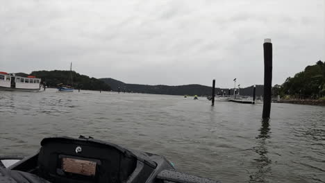 POV-Jet-Ski,-Der-An-Einem-Grauen,-Bewölkten-Tag-Aus-Einem-Hafen-Herausfährt