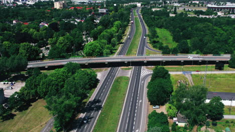 Drohnenaufnahmen-Einer-Stadtstraße-Mit-Bäumen-Drumherum