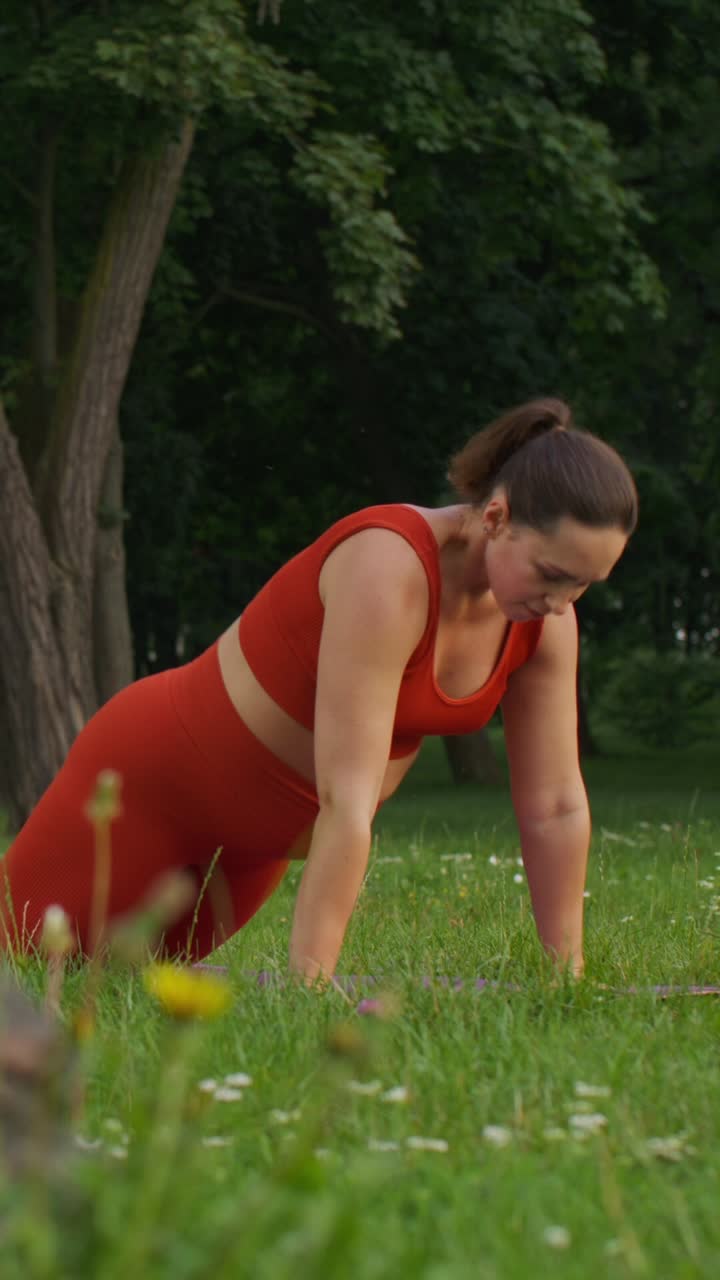 mujer practicando yoga en un parque