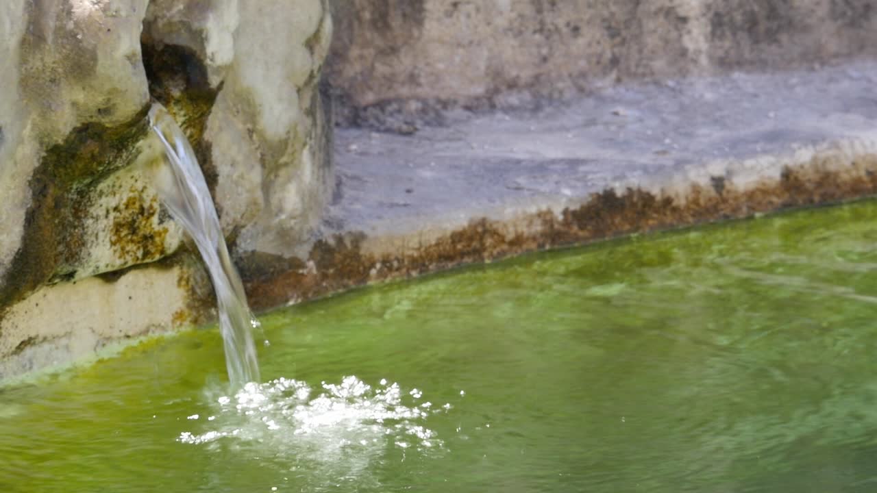 Jato d'água caindo em um lago de pedra no convento histórico de Alhama de Granada