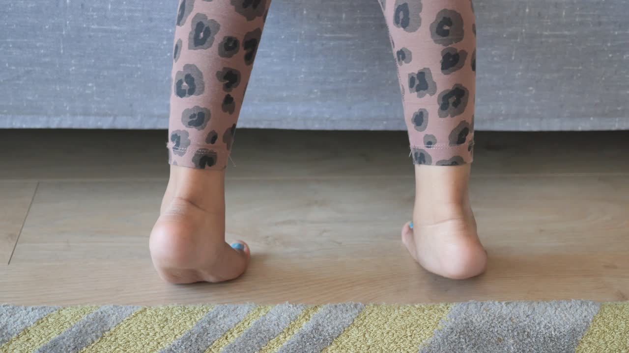 vista de bajo ángulo de un niño caminando en puntas de los pies