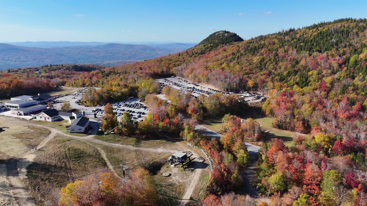 Luftfoto med drone av White Mountain nasjonalskog om høsten, med levende høstløvverk, bølgende åser og naturskjønt landskap med fargerike trær under klar blå himmel i New Englands villmark.