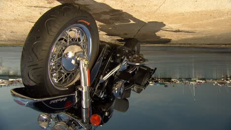 Motorrad,-Harley-Davidson-Vor-Einem-Mediterranen-Hafen-In-Der-Abendsonne-Mit-Booten-Und-Meer,-Kamerafahrt-Horizontal,-Sony-Fs7,-25-Fps