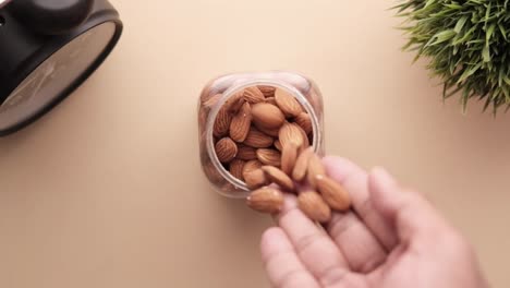 almendras en un frasco en una mesa