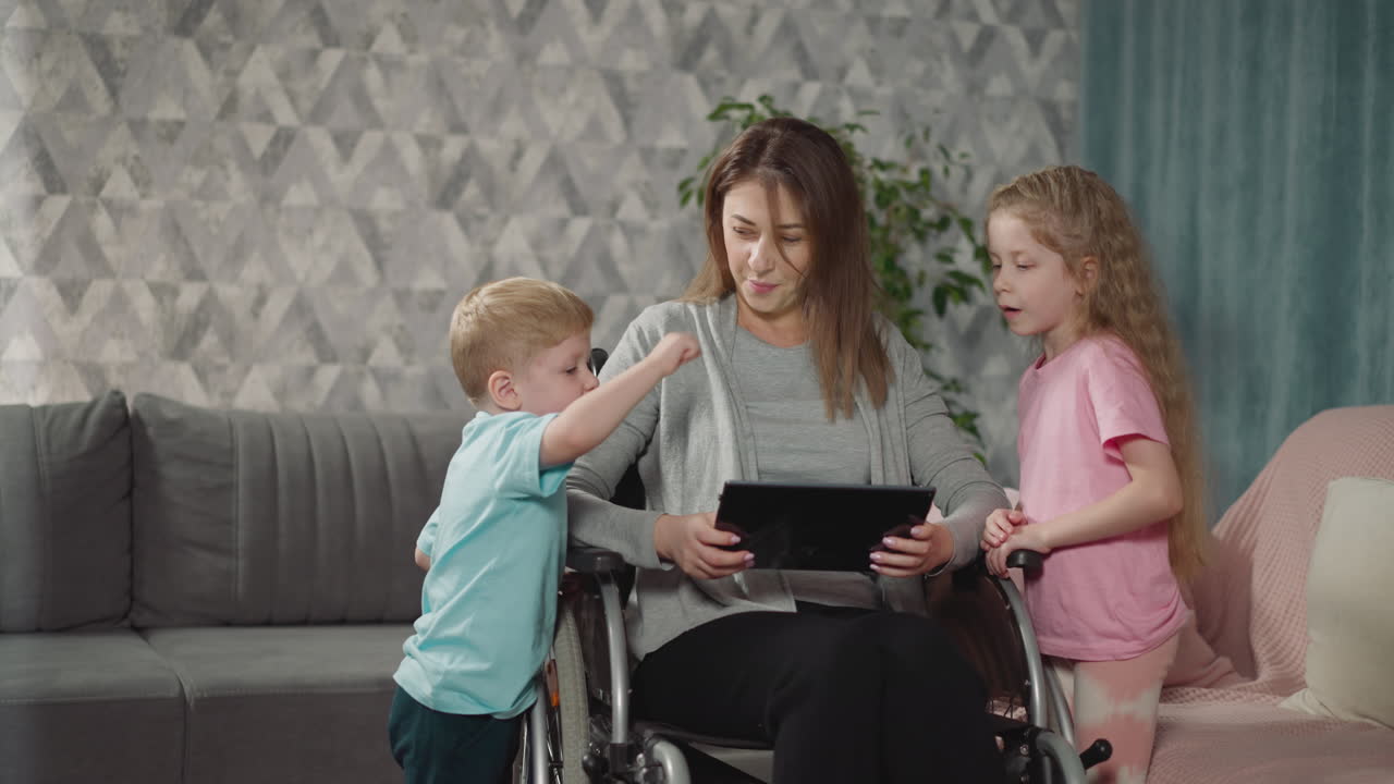 madre sonríe mostrando videos a los niños curiosos en la tableta