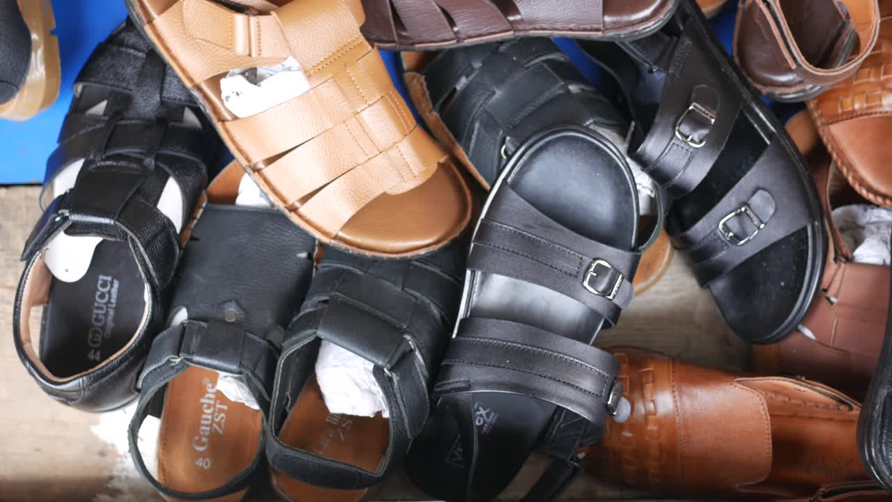 지역 상점 에서 판매 하는 신발 디스플레이