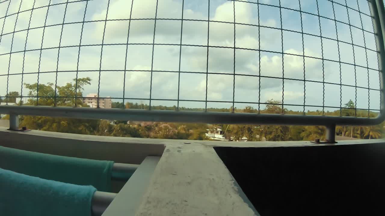 건물에서 하늘을 바라보다