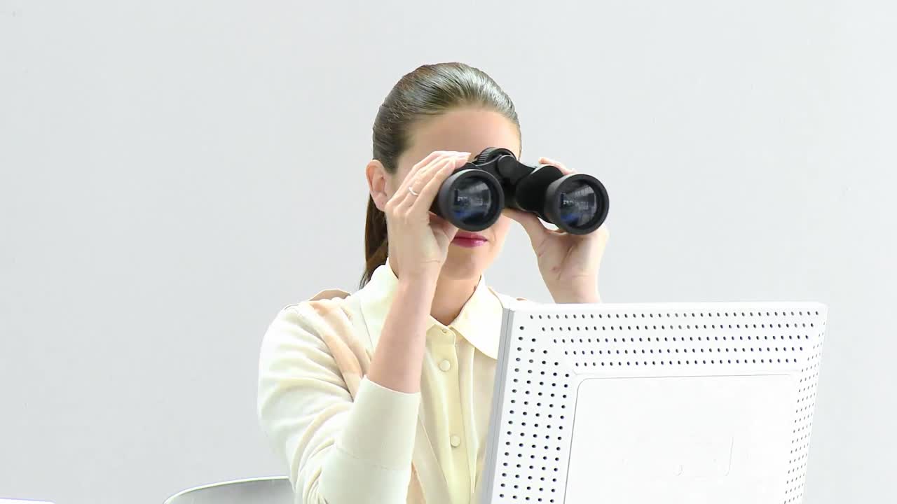 mujer de negocios elegante mirando a través de binoculares