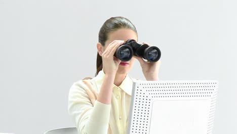 mujer de negocios elegante mirando a través de binoculares