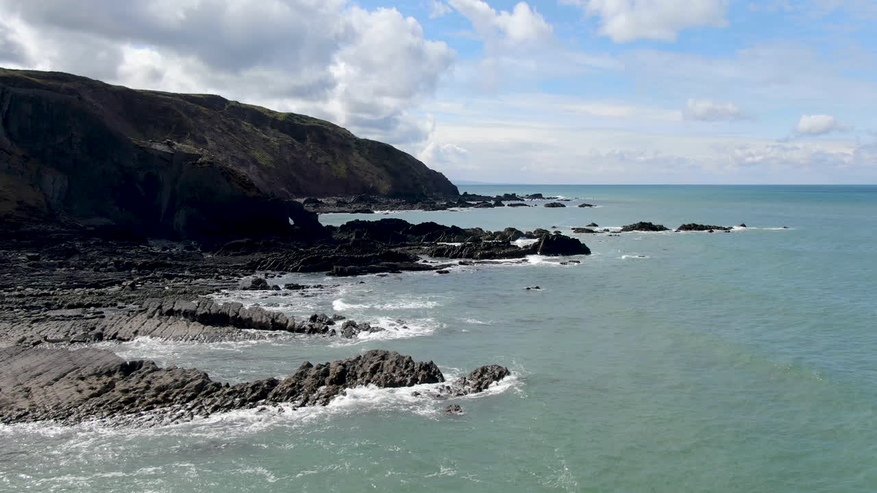 toma costera aérea de las olas en el mar en spekes mill beach en devon, reino unido