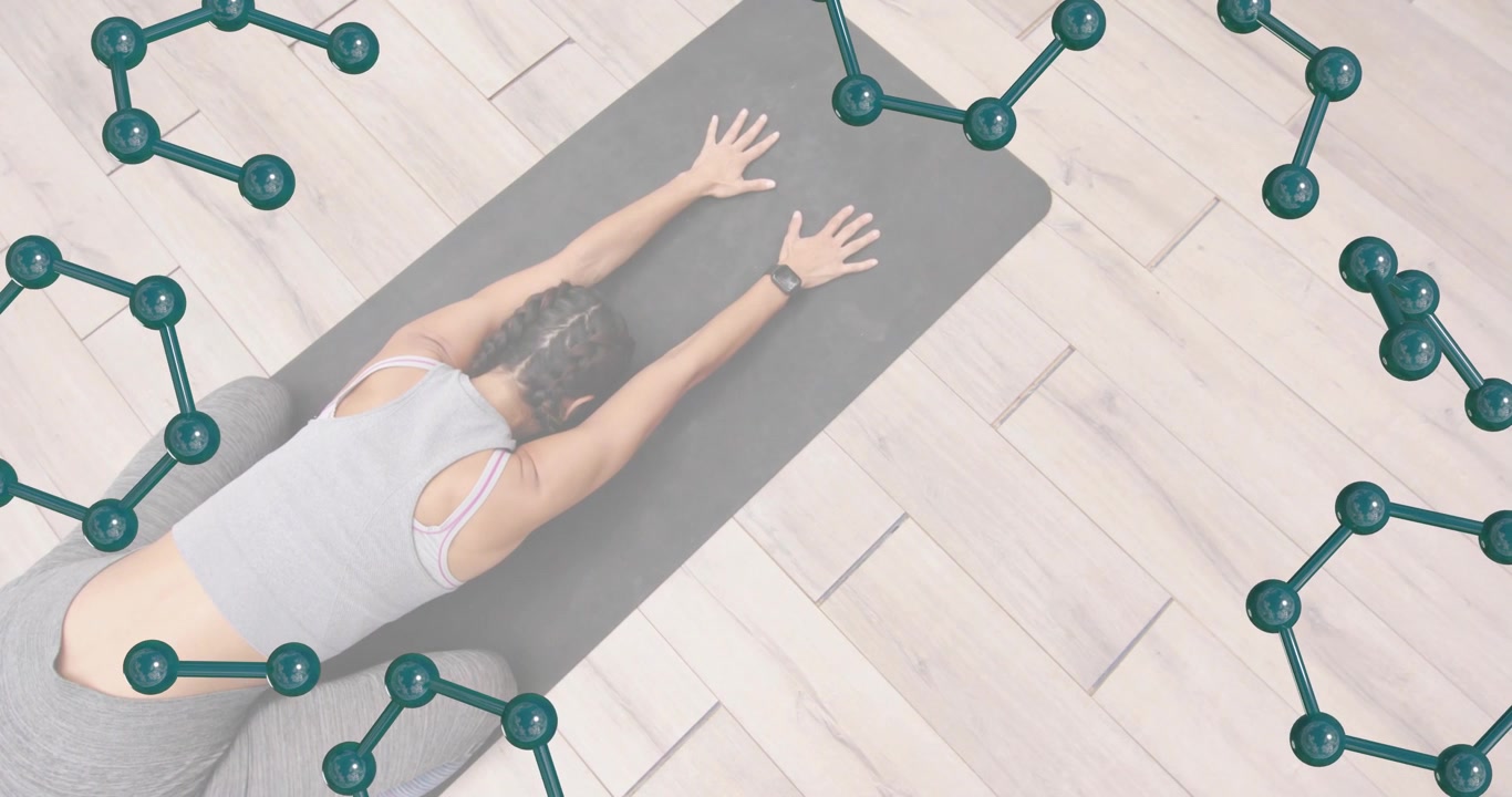Mulher pisando no tapete, ajoelhando e estendendo-se para frente com sobreposição molecular mostrando alongamento de fitness