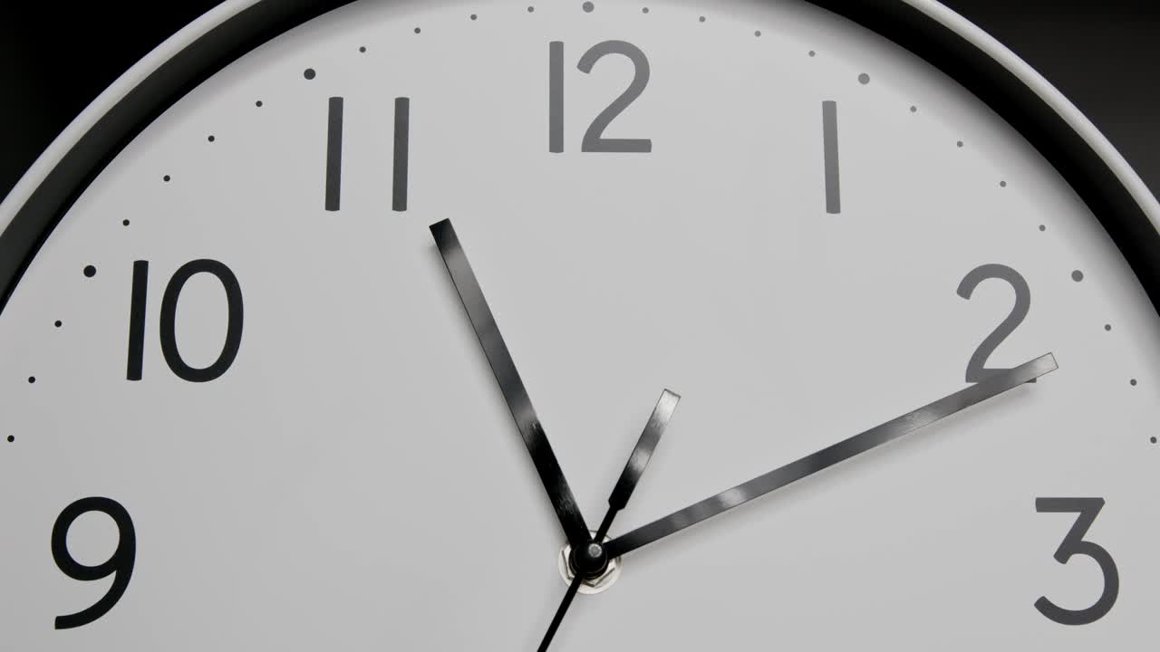 cerca, el lapso de tiempo, el reloj blanco de la pared el tiempo pasó cada día.