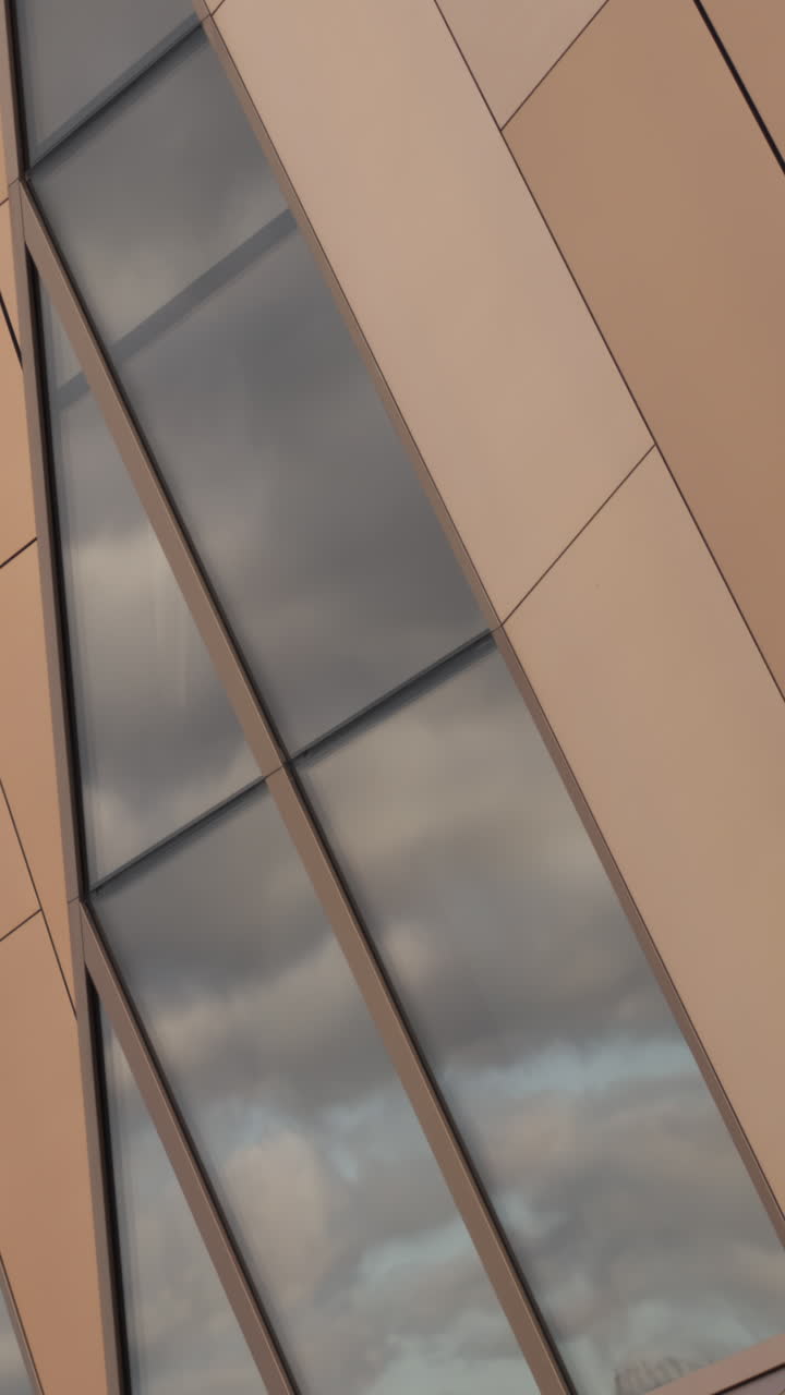 Fachada de edificio moderno con diseño geométrico y ventanas de cristal