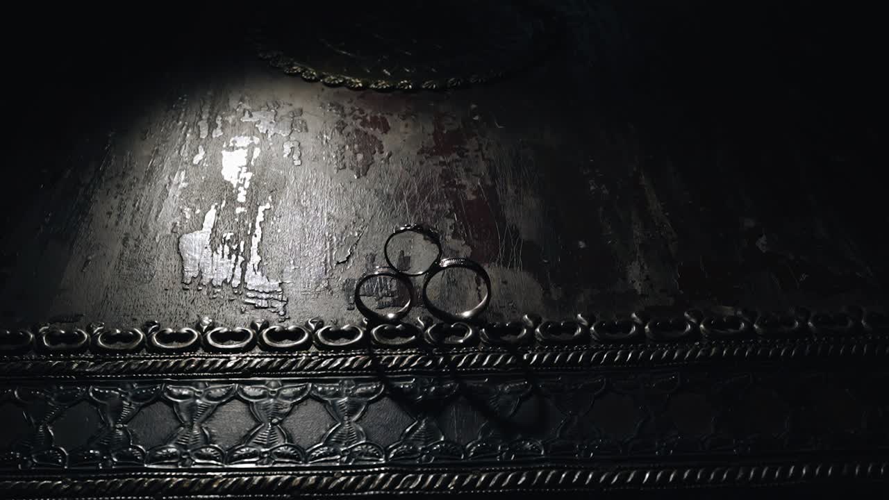 테이블 위에 여있는 반지는 시원한 그림자를 던지고 보석과 흥미로운 빛을 습니다.