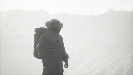 Astronaut-Auf-Einem-Anderen-Planeten-Mit-Staub-Und-Nebel