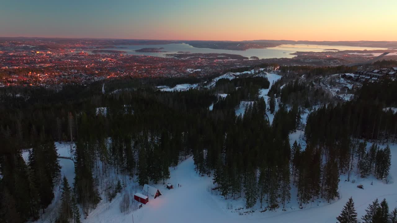 Cabina Holmenkollbakken ora d'oro articolo cerchio tramonto insenatura fiordo di Oslo Oslo Norvegia Norge drone aereo costa norvegese Hovedøya Holmenkollen trampolino sci sci di fondo panoramica in avanti verso l'alto