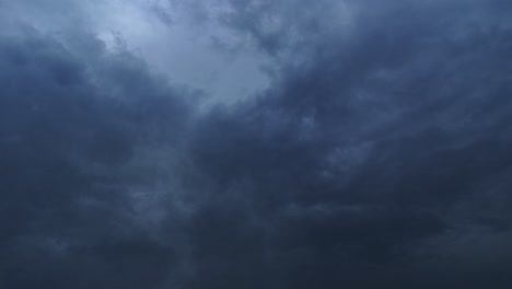 4k-Timelapse-Nubes-Oscuras-Y-Tormenta-En-El-Cielo-A-Punto-De-Llover