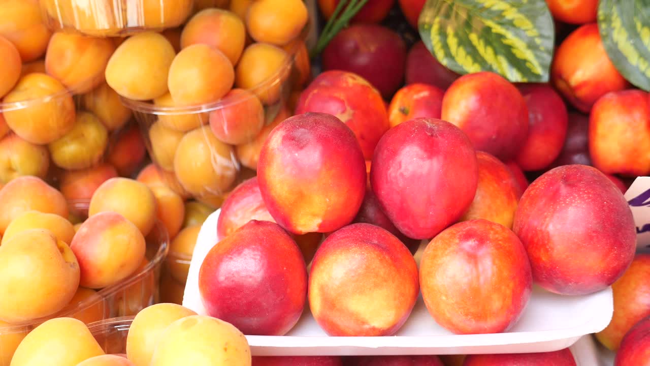 Nettarine e albicocche fresche al mercato