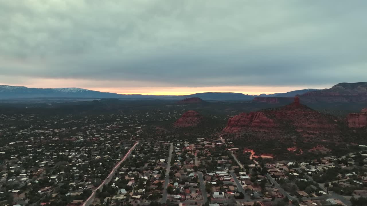 drone aéreo sedona ciudad y paisaje montañoso durante la puesta de sol en arizona, estados unidos