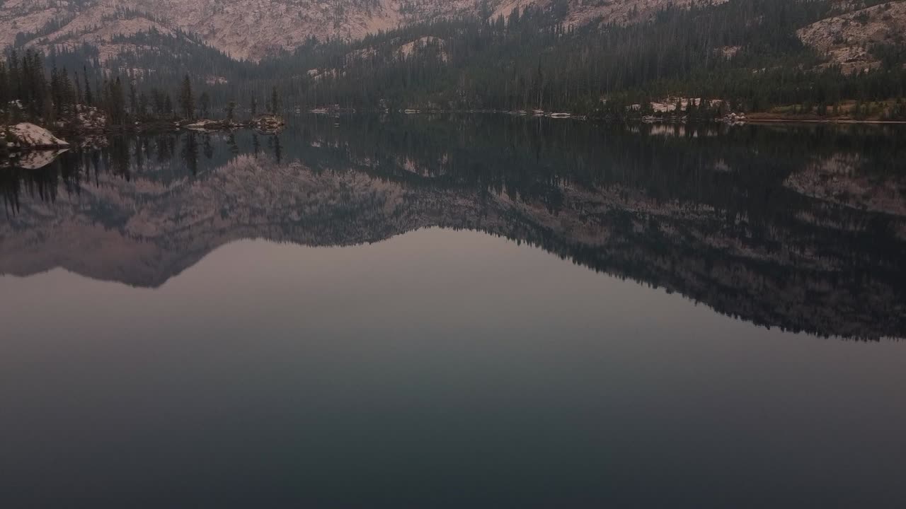 Spettacolare ripresa in movimento del lago Toxaway e del panorama montano.