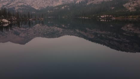 Una-Reveladora-Toma-En-Movimiento-Del-Lago-Toxaway-Y-La-Vista-De-Las-Montañas