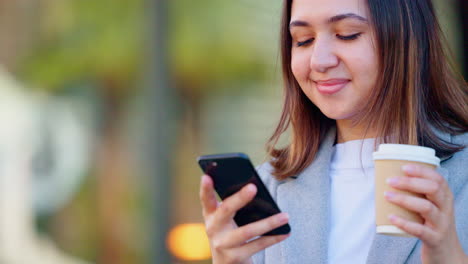 Businesswoman-checking-messages-during-her-coffee