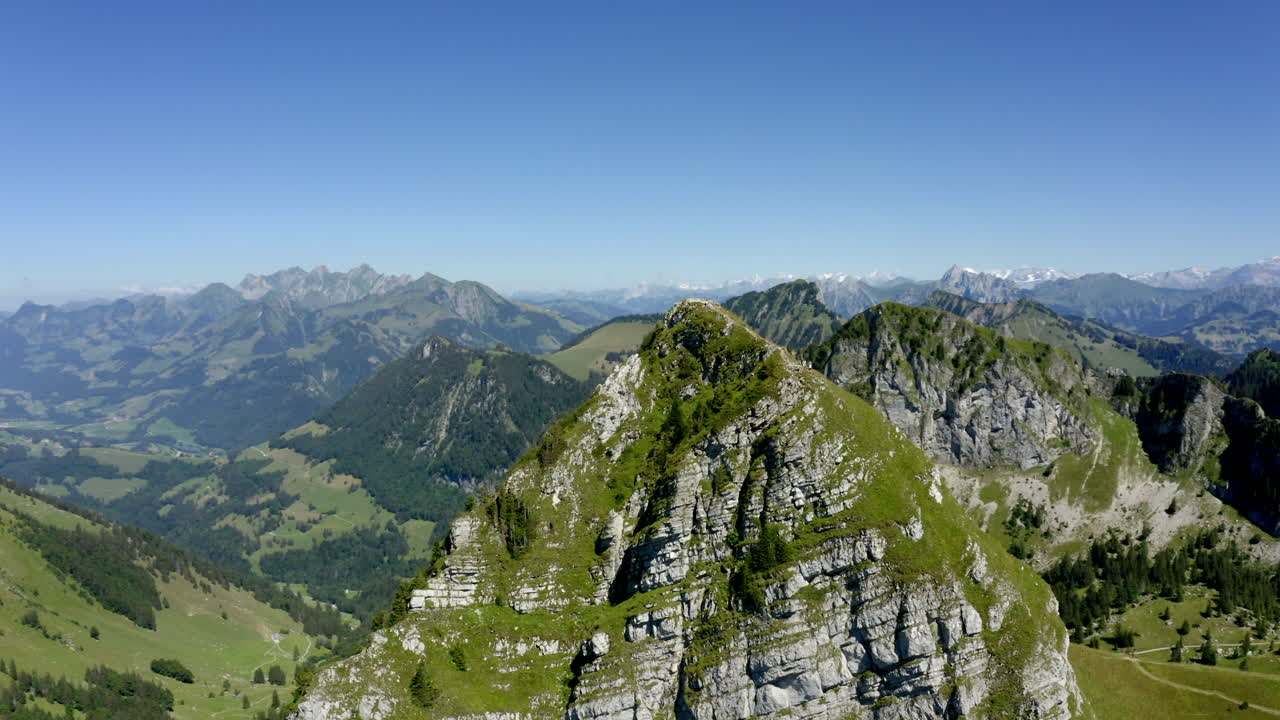 impresionante paisaje de la cumbre de la dent de jaman sobre el montreux, situado al norte de los rochers de naye, alpes suizos, vaud, suiza - drone aéreo