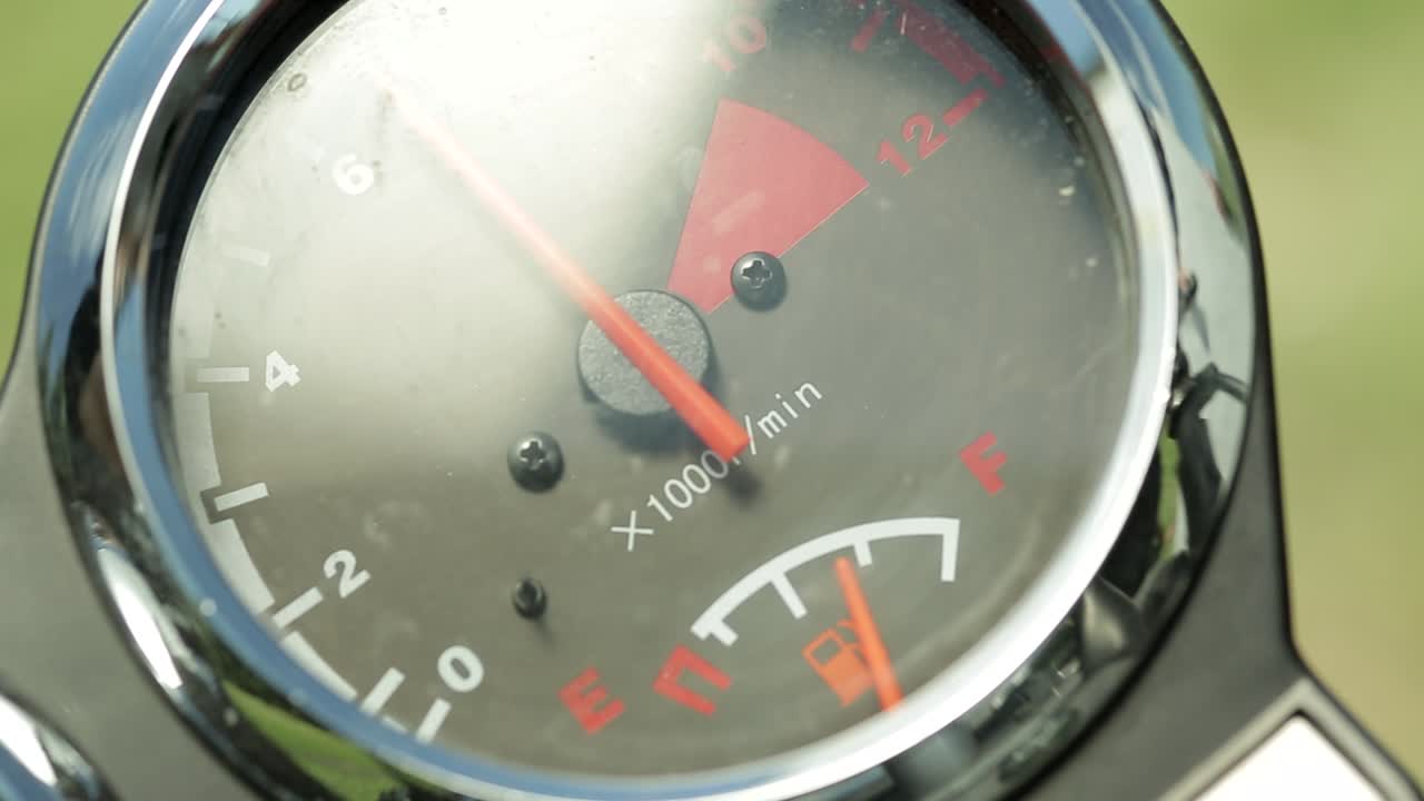 반사와 아날로그 오토바이 타코미터의 닫습니다