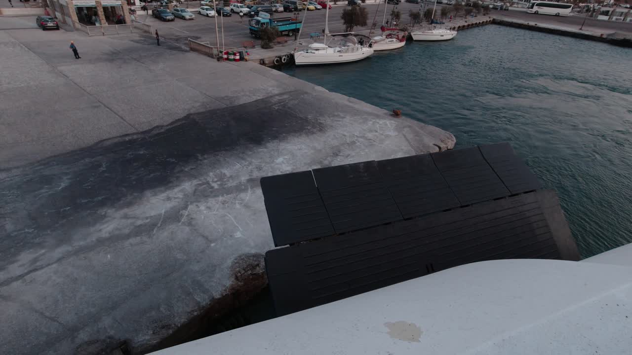 POV eines Schiffes, das den Hafen von Andros in Griechenland in Zeitlupe verlässt.