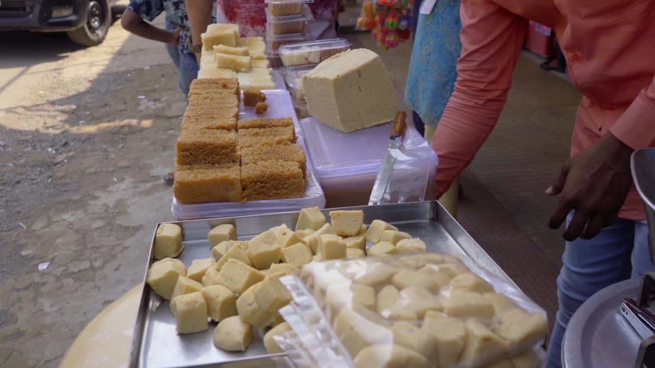 kandi pedha comida callejera dulce tendero cortando en cubos lonavala karla mountain india