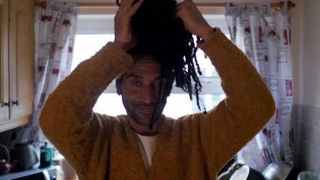 trendsetter friseur enthüllt kompliziertes dreadlock-styling in einer nahaufnahme