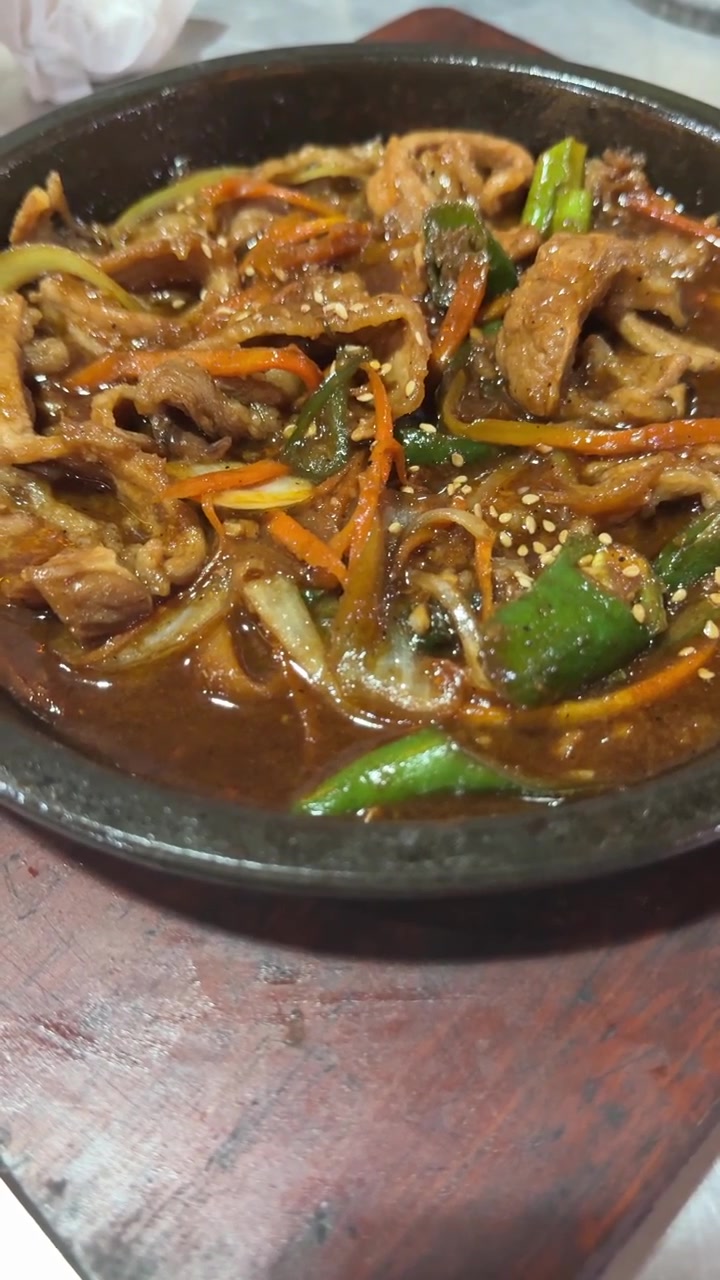 Piring Panas Mendesis Berisi Daging dan Sayuran Tumis