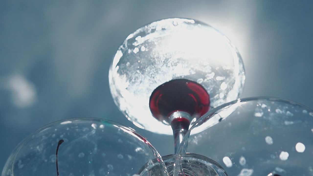 각 유리 안에는 체리 한 개가 있습니다.