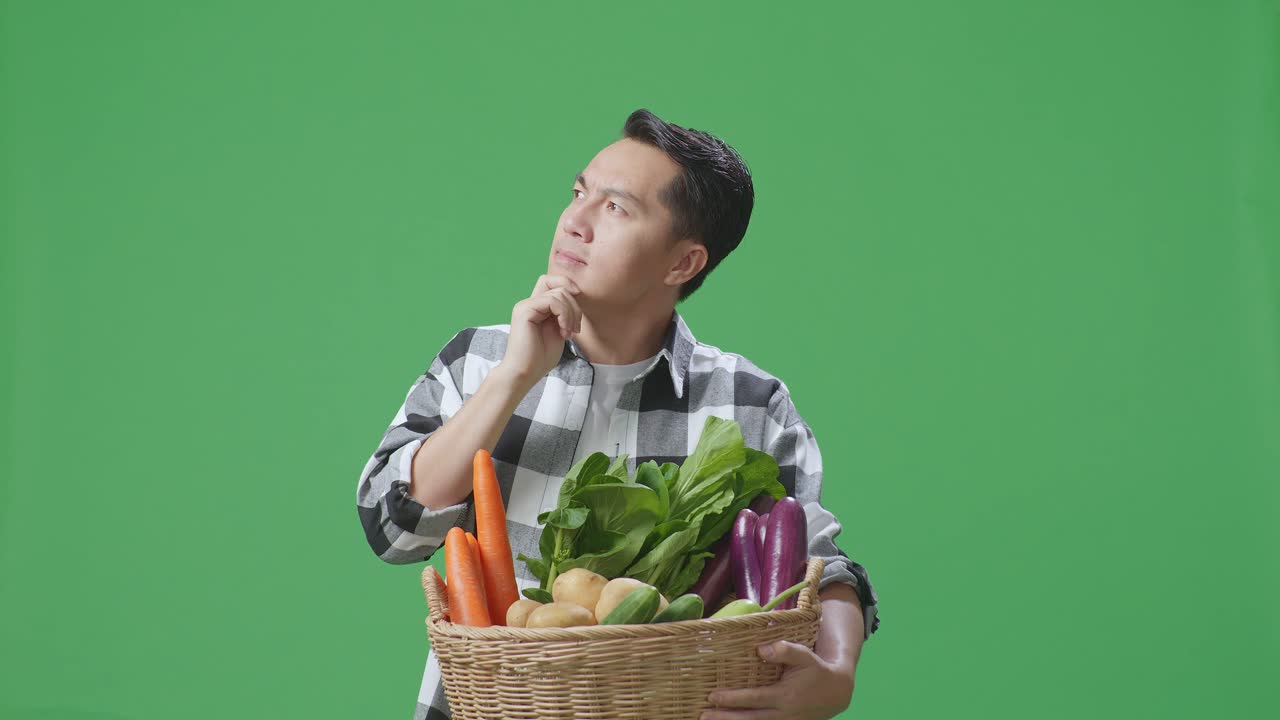 채소 바구니 를 들고 있는 남자