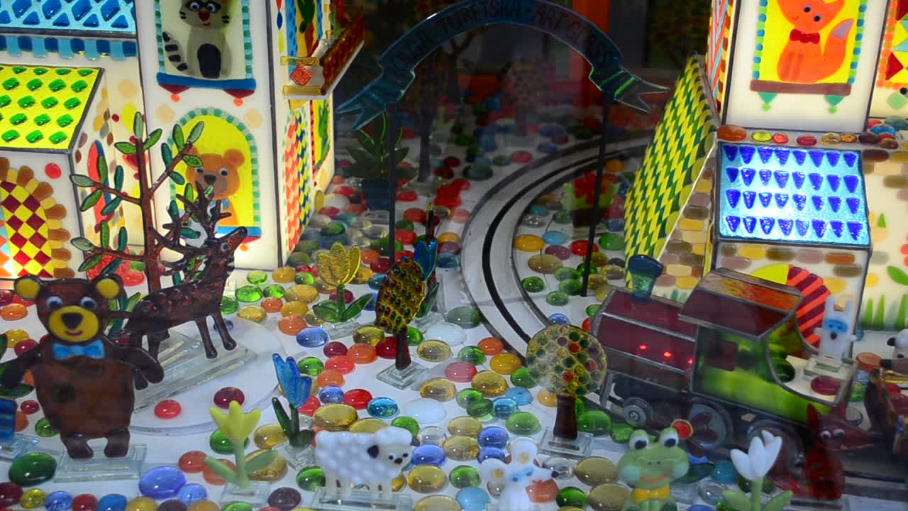Scatto dietro il vetro, una vetrina. Città magica. Treno di caramelle.