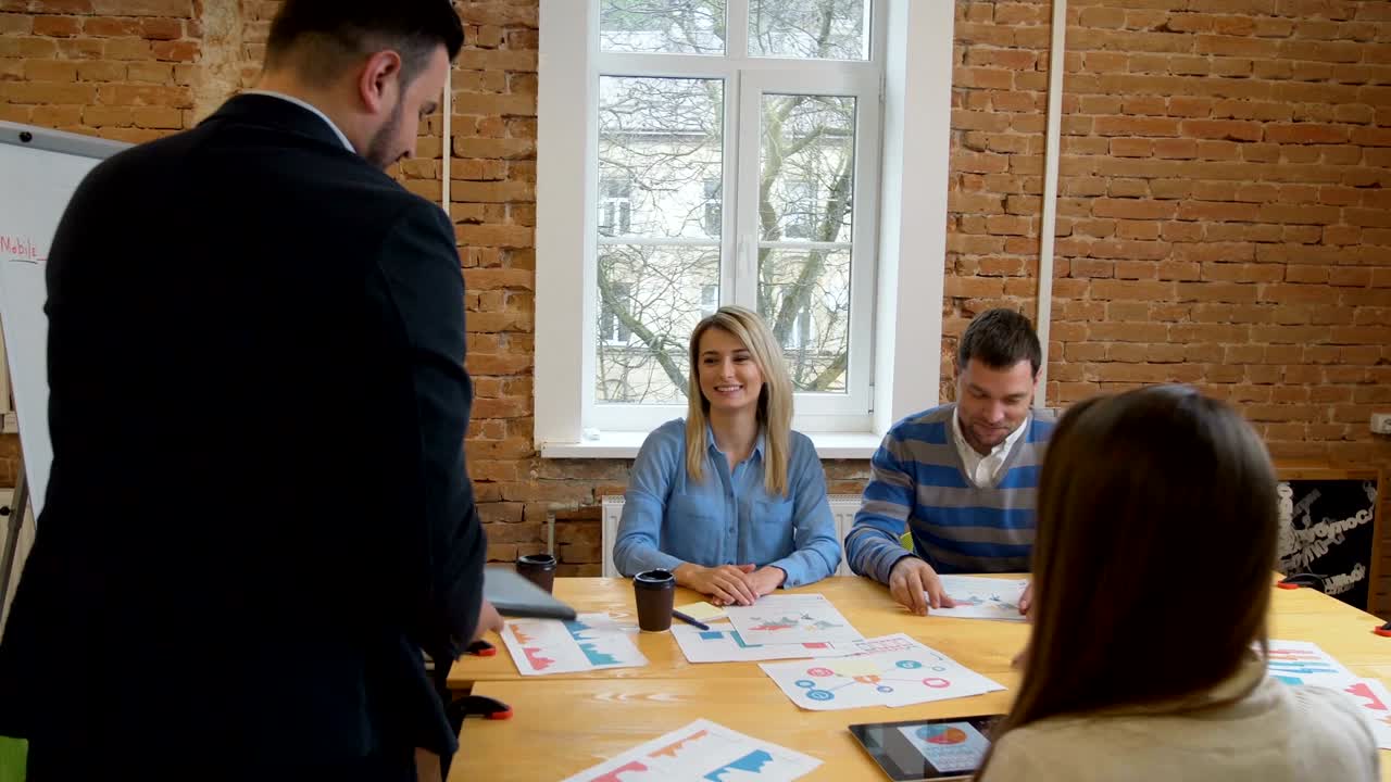 reunión de equipo de negocios involucró a diversas personas que participaron en ideas creativas y sostenibles steadicam filmado a través de la mesa de la sala de juntas espacio de trabajo compartido
